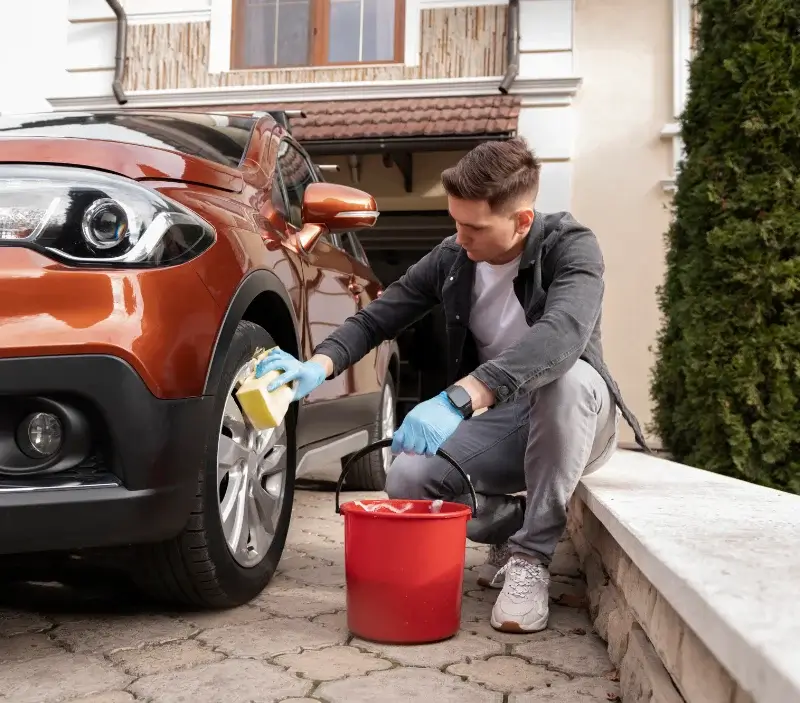 Lavage auto à domicile Saint Géry-Vers : professionnel intervenant sur un véhicule